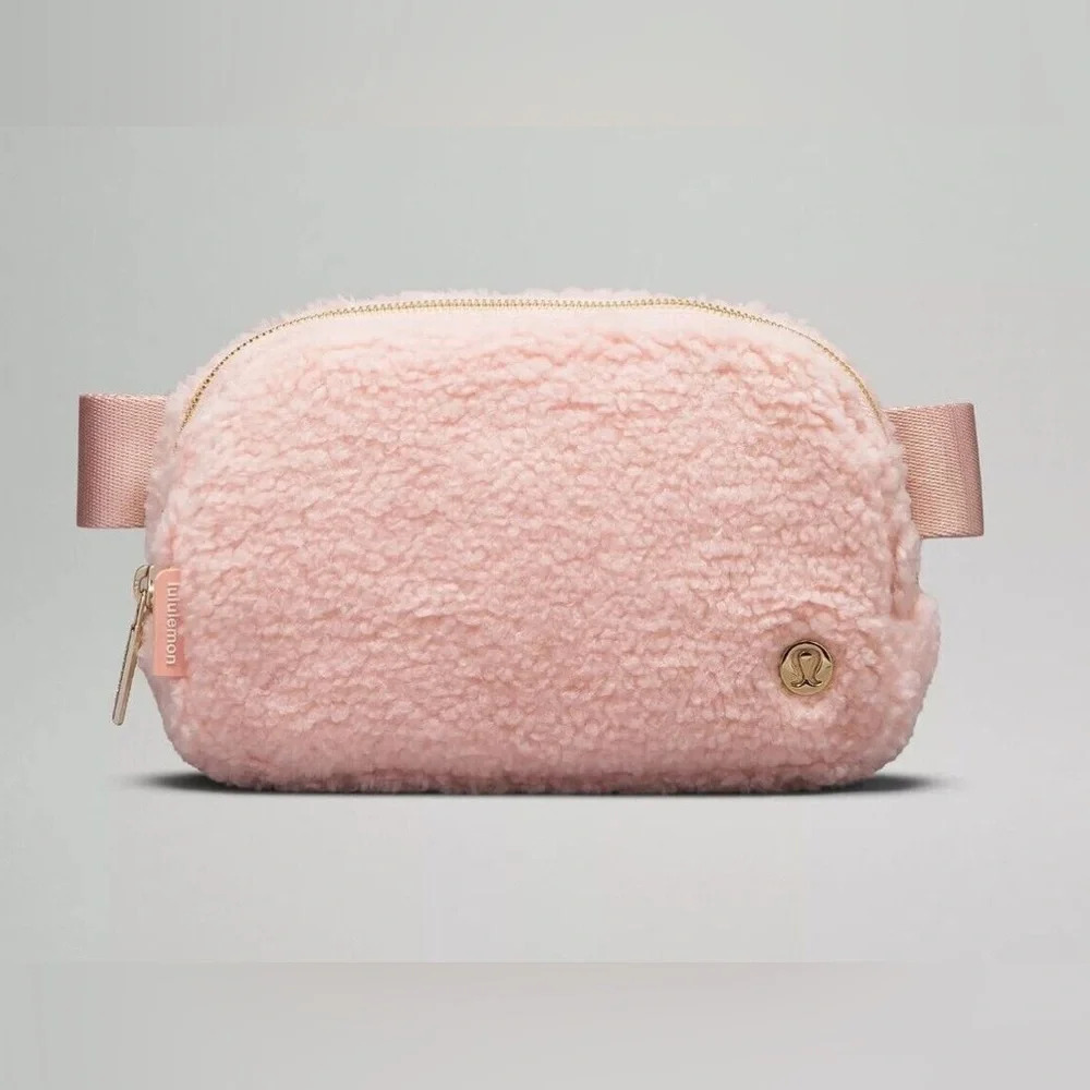 🆕🩷 Lululemon Everywhere Belt Bag Fleece Pink Mist